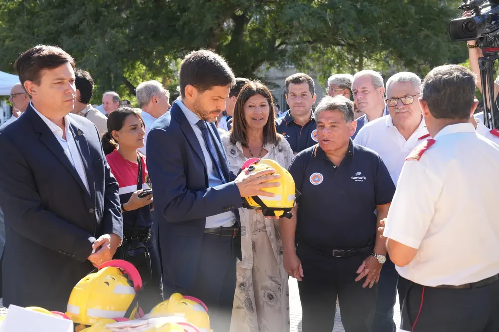 Pullaro entrega a Bomberos de diferentes localidades 150 cascos