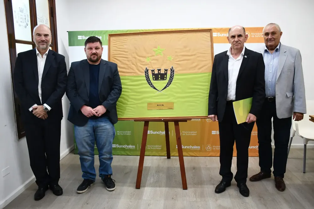 Presente de la Municipalidad de Sunchales al Grupo Sancor Seguros por los 80 años