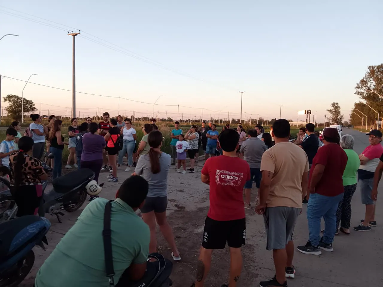 Adjudicatarios reunidos en barrio Islas Malvinas