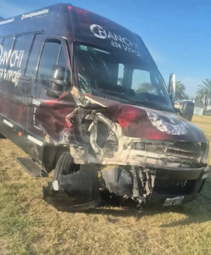 Así quedó la Trafic luego de impactar con el animal 