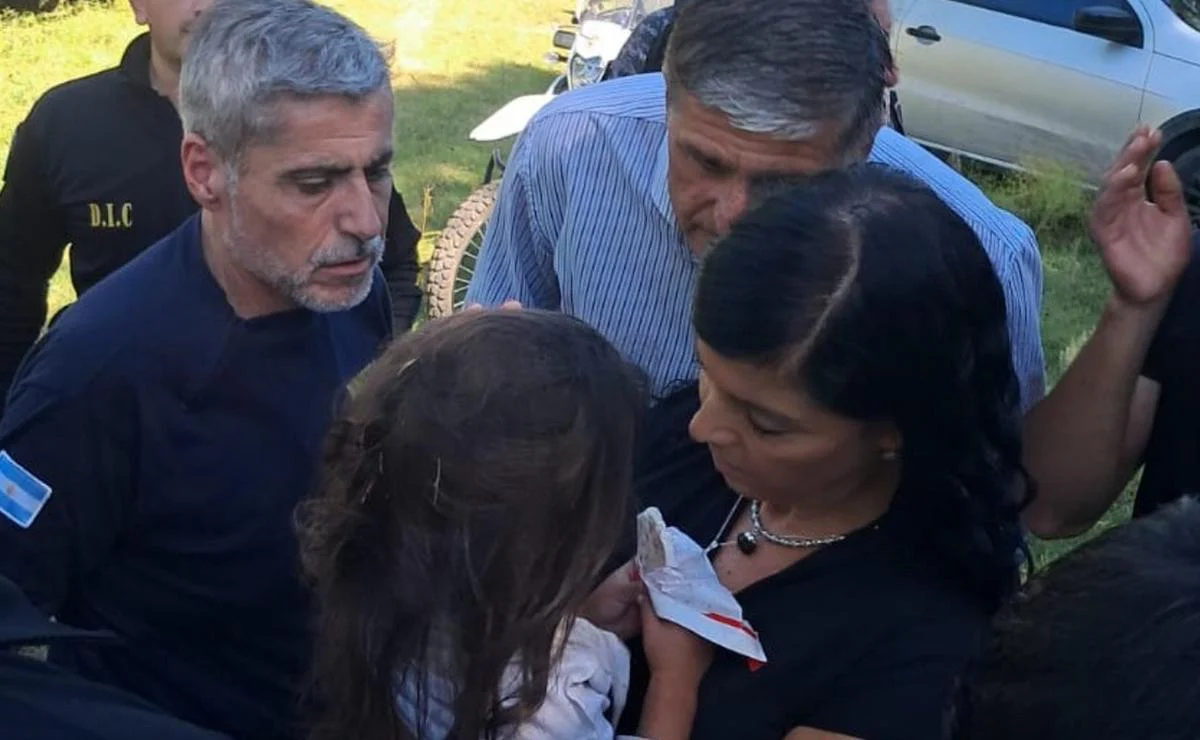 FOTO: La pequeña en brazos de la Fiscal