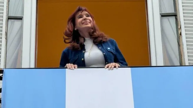 Cristina Kirchner fue llevada de su departamento, en el barrio porteño de Constitución, hasta el Sanatorio Otamendi.