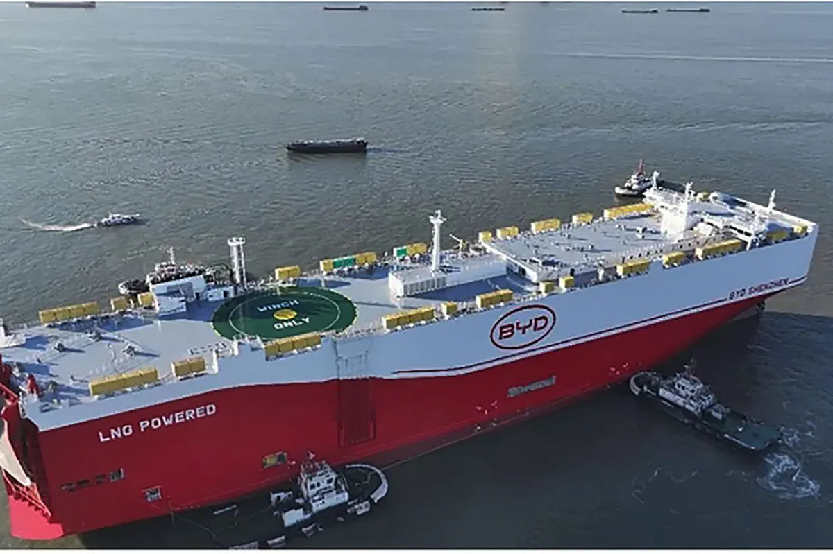 Barco carguero Chino que transporta los vehículos